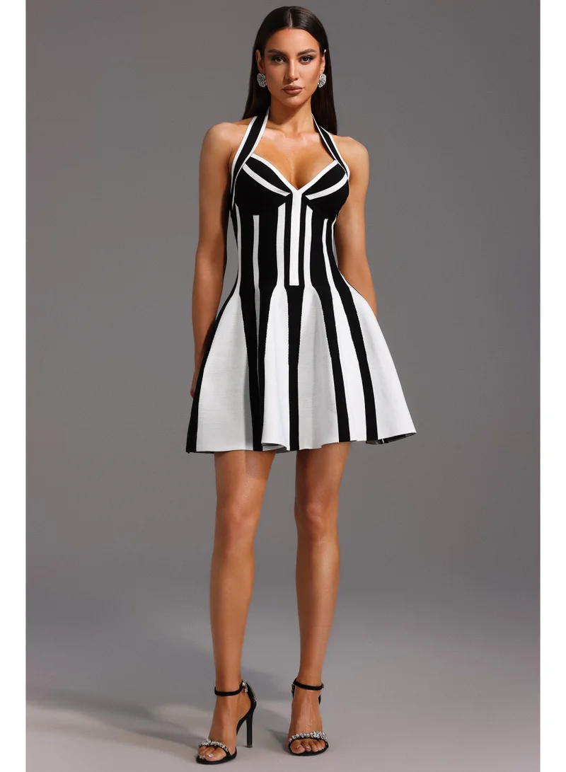 بيلا بارنيت فستان قصير بدون أكمام من يودورا بتصميم هالتر وضمادة مخططة